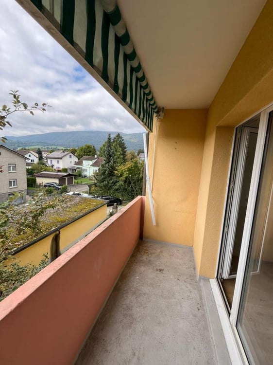 Neu renoviert mit grossem Balkon und Aussicht 4