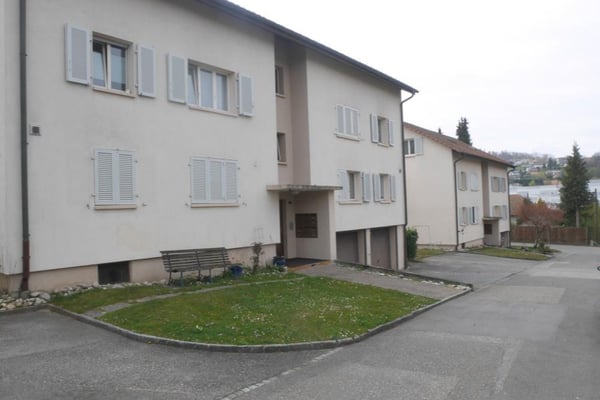 Neuwertige 3.5-Zimmerwohnung in Safenwil! Swimmingpool im Hintergarten