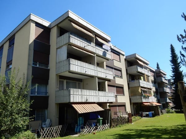 Grosszügige 2.5-Zimmerwohnung mit Balkon an ruhiger, grüner Lage