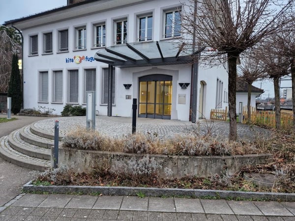 Parkplätze neben Bahnhof verfügbar! 19