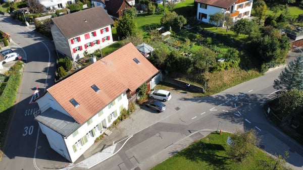 Für Selbstnutzer oder Kleinanleger: Charmantes Wohnensemble mit zwei Wohnungen und grosser Scheune 1