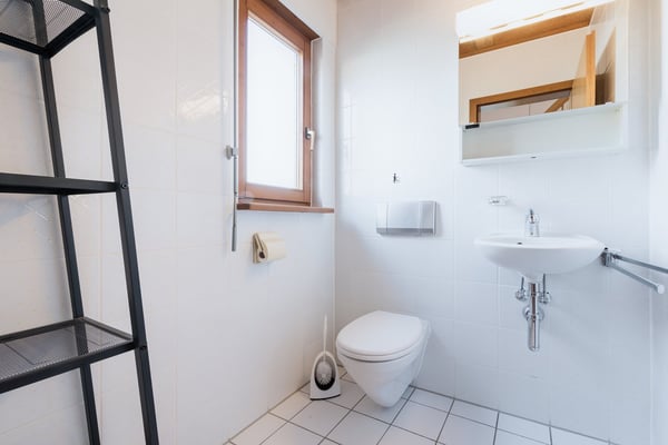 Vollausgerüstetes, möbliertes WG-Zimmer mit Balkon / TV / Internet (Zimmer 7) 3