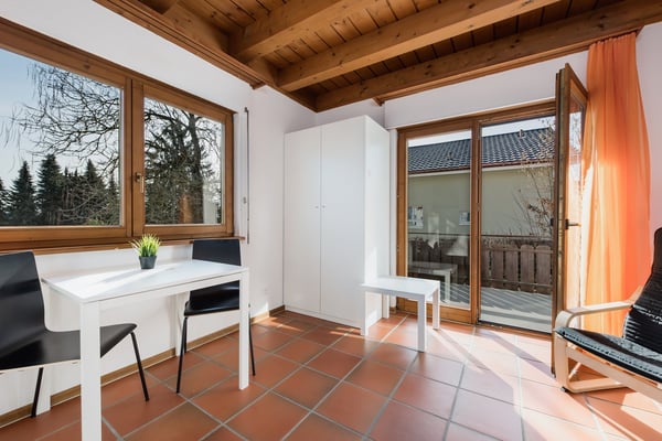 Vollausgerüstetes, möbliertes WG-Zimmer mit Balkon / TV / Internet (Zimmer 7) 1