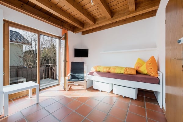 Vollausgerüstetes, möbliertes WG-Zimmer mit Balkon / TV / Internet (Zimmer 7) 2