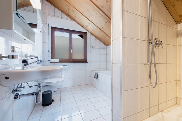 Vollausgerüstetes, möbliertes WG-Zimmer mit Balkon / TV / Internet (Zimmer 7) 5