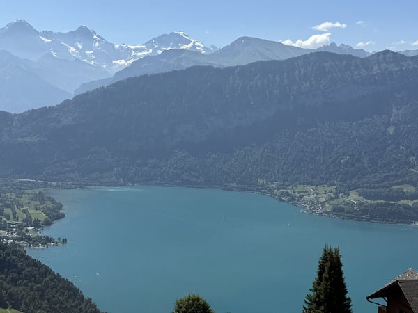 Charmante 3.5-Zimmer-Dachwohnung mit traumhafter Aussicht in Beatenberg 2