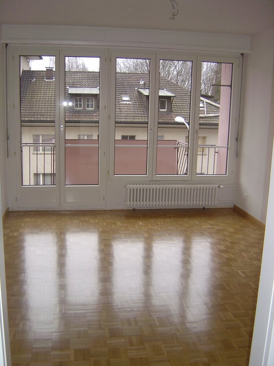 Charmante 2.5-Zimmer-Wohnung mit Balkon und schöner Aussicht in Zürich-Oerlikon 3