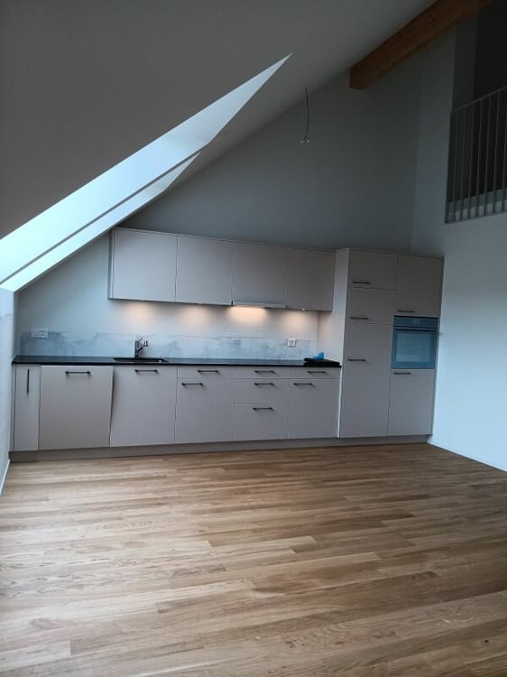 Gemütliche 2.5- Zi- Dachwohnung mit Galerie in der neuen Überbauung