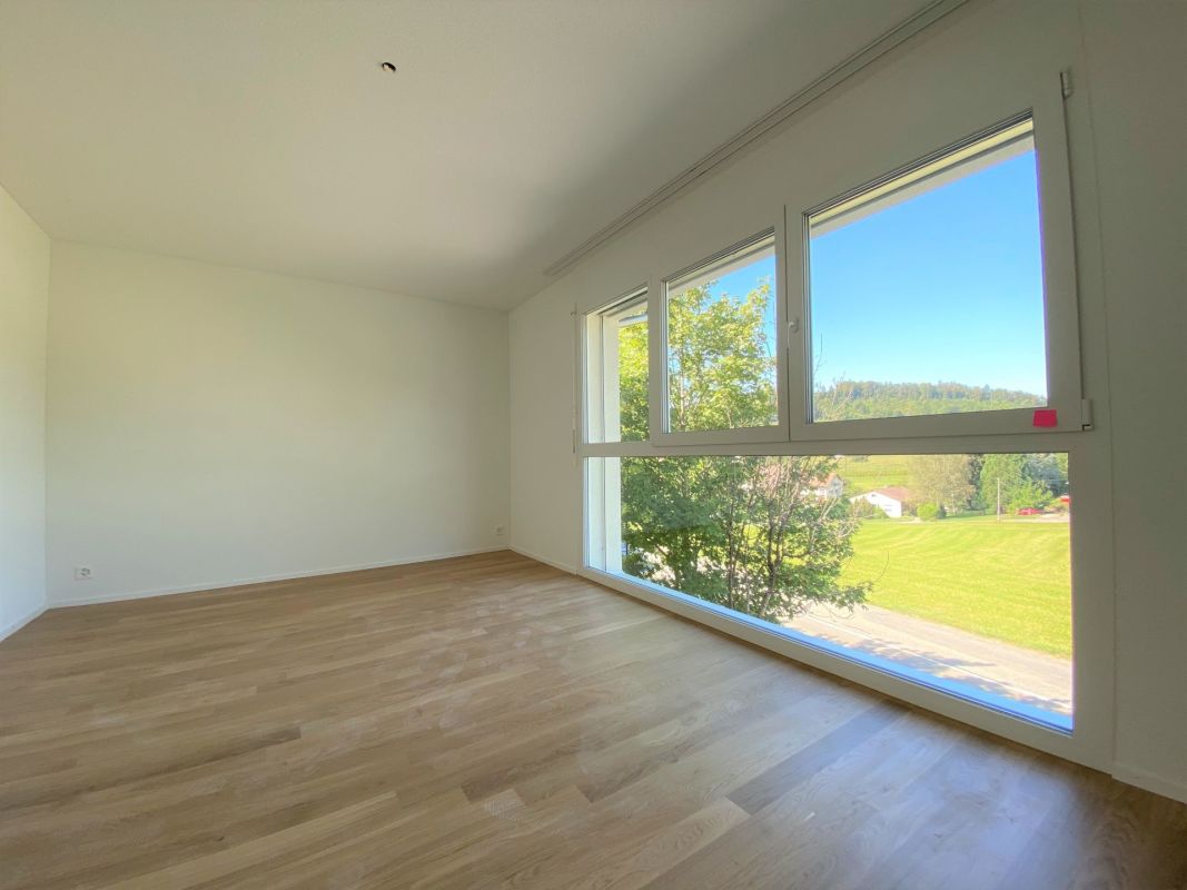 Grosszügige 4.5- Zimmer Wohnung im 1. Obergeschoss mit Balkon