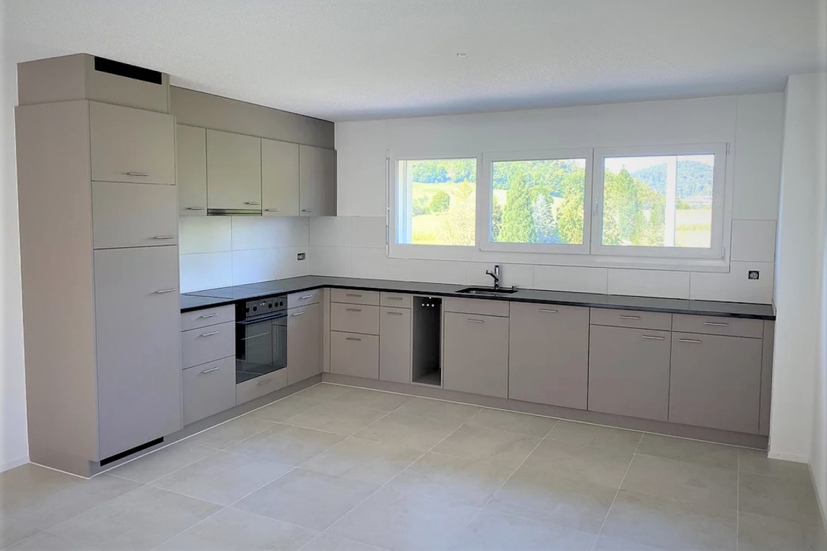Grosszügige 4.5- Zimmer Wohnung im 1. Obergeschoss mit Balkon