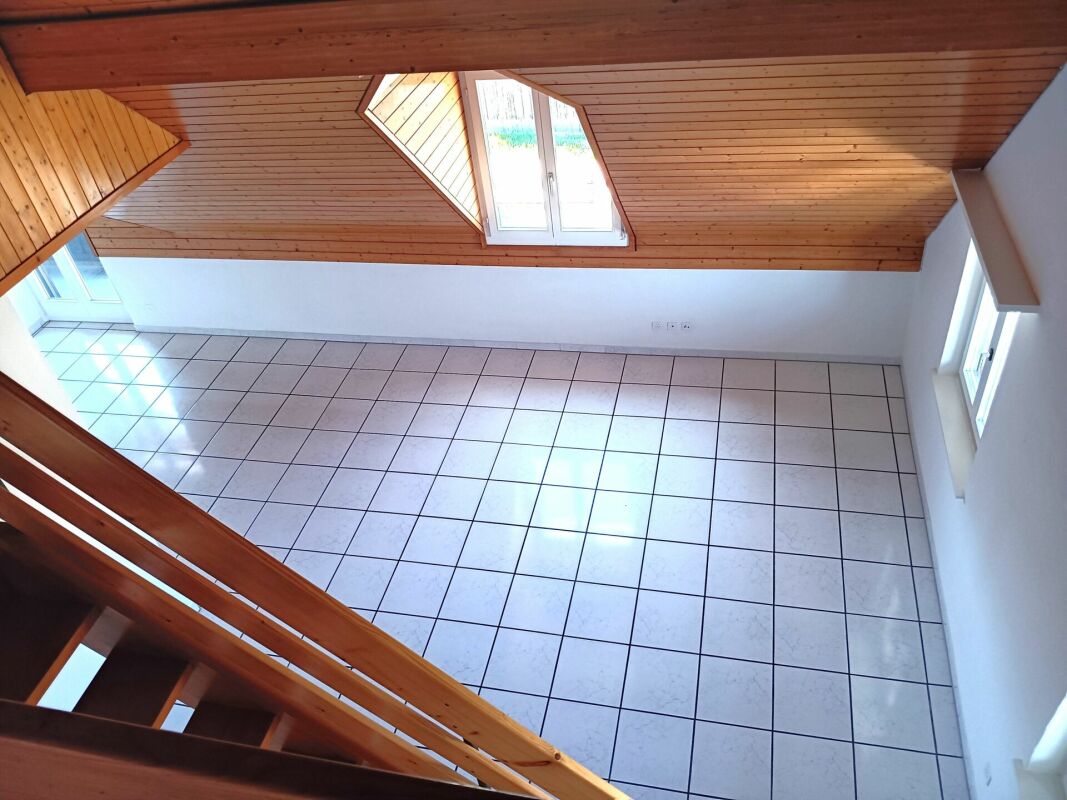 Attraktive und grosszügige 4-Zimmer-Dachwohnung mit Galerie, 143 m² Wohnfläche. Die Wohnung überzeugt mit einem hellen, offenen Raumkonzept sowie einer neuen, modernen Küche und einem stilvoll re …