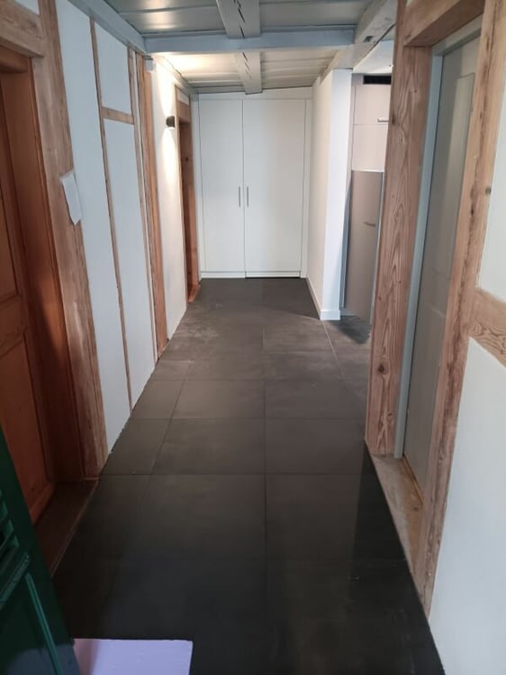 Neue, moderne Gemeinschaftsbüros oder Praxisräume, in historischem GebäudeMitten im Zentrum von Schwarzenburg. Der Mietzins beinhaltet den gemeinsamen Aufenthaltsraum mit Küche, Garderobe, Waschen … 2