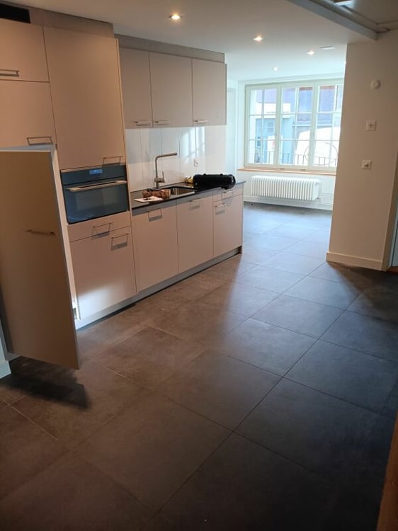 Neue, moderne Gemeinschaftsbüros oder Praxisräume, in historischem GebäudeMitten im Zentrum von Schwarzenburg. Der Mietzins beinhaltet den gemeinsamen Aufenthaltsraum mit Küche, Garderobe, Waschen … 4