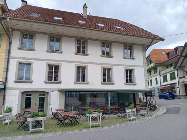 Neue, moderne Gemeinschaftsbüros oder Praxisräume, in historischem GebäudeMitten im Zentrum von Schwarzenburg. Der Mietzins beinhaltet den gemeinsamen Aufenthaltsraum mit Küche, Garderobe, Waschen … 6