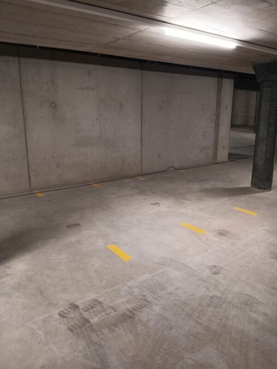 Zu vermieten : neue Motorrad-Einstellhallenplätze  in Avenches 2