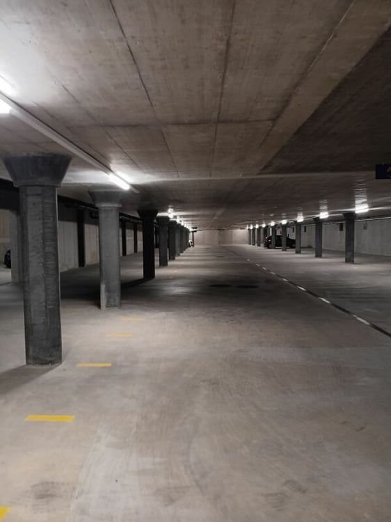 Zu vermieten : neue Motorrad-Einstellhallenplätze  in Avenches 1