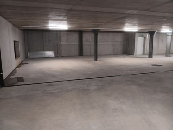 Zu vermieten: Separater Einstellhallenbereich mit 8 Plätzen. 2