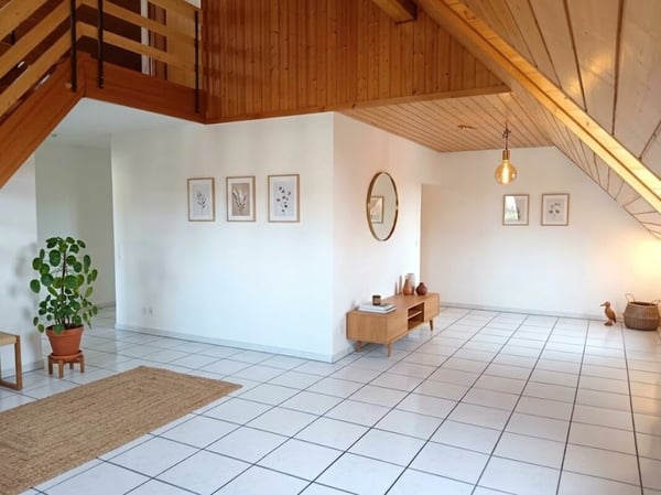 Attraktive und grosszügige 4-Zimmer-Dachwohnung mit Galerie, 143 m² Wohnfläche. Die Wohnung überzeugt mit einem hellen, offenen Raumkonzept sowie einer neuen, modernen Küche und einem stilvoll re … 1