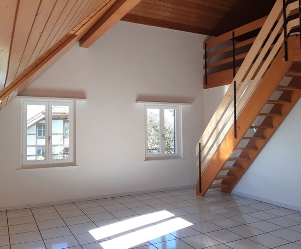 Attraktive und grosszügige 4-Zimmer-Dachwohnung mit Galerie, 143 m² Wohnfläche. Die Wohnung überzeugt mit einem hellen, offenen Raumkonzept sowie einer neuen, modernen Küche und einem stilvoll re …