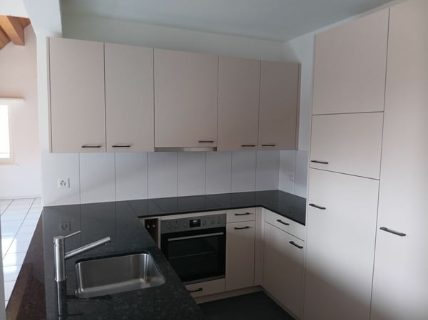 Attraktive und grosszügige 4-Zimmer-Dachwohnung mit Galerie, 143 m² Wohnfläche. Die Wohnung überzeugt mit einem hellen, offenen Raumkonzept sowie einer neuen, modernen Küche und einem stilvoll re … 5