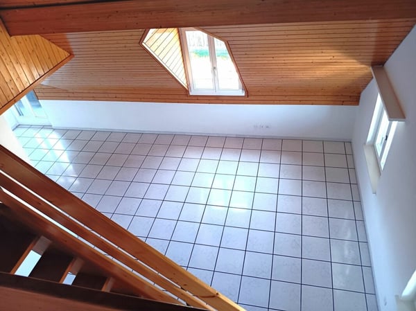 Attraktive und grosszügige 4-Zimmer-Dachwohnung mit Galerie, 143 m² Wohnfläche. Die Wohnung überzeugt mit einem hellen, offenen Raumkonzept sowie einer neuen, modernen Küche und einem stilvoll re … 7