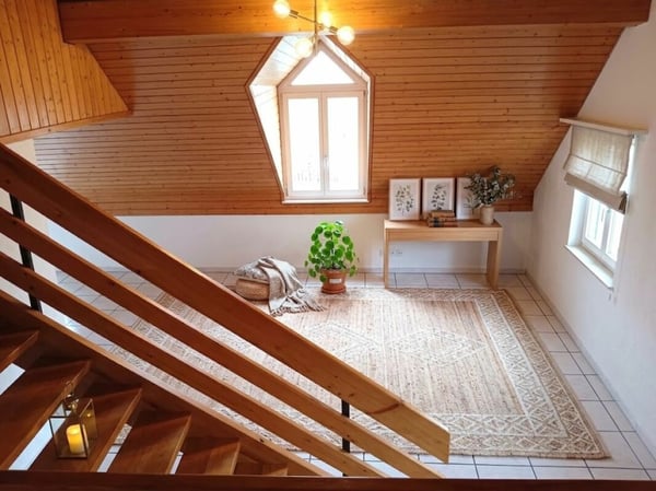 Attraktive und grosszügige 4-Zimmer-Dachwohnung mit Galerie, 143 m² Wohnfläche. Die Wohnung überzeugt mit einem hellen, offenen Raumkonzept sowie einer neuen, modernen Küche und einem stilvoll re … 4
