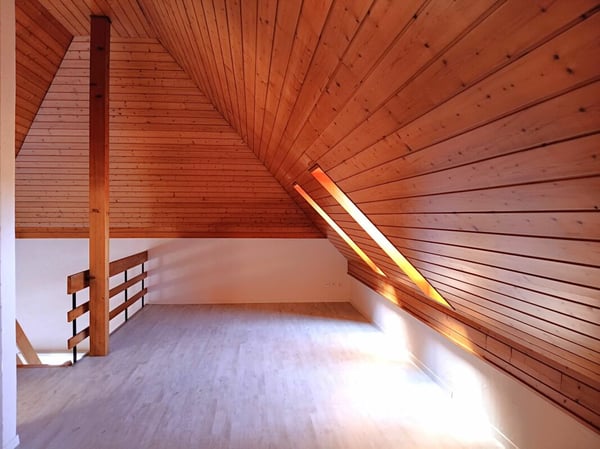Attraktive und grosszügige 4-Zimmer-Dachwohnung mit Galerie, 143 m² Wohnfläche. Die Wohnung überzeugt mit einem hellen, offenen Raumkonzept sowie einer neuen, modernen Küche und einem stilvoll re … 9