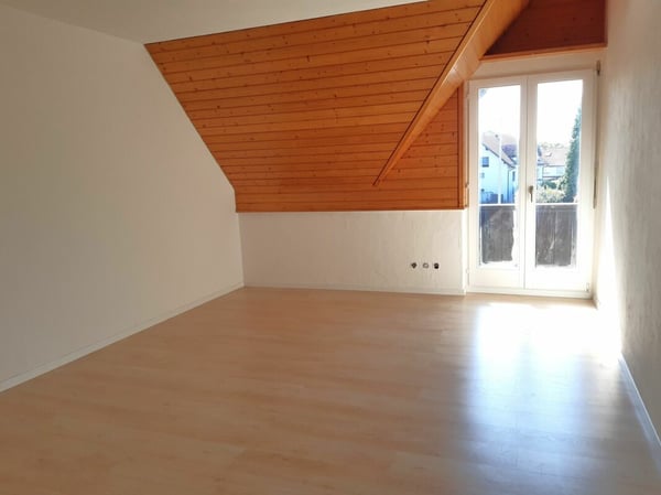 Attraktive und grosszügige 4-Zimmer-Dachwohnung mit Galerie, 143 m² Wohnfläche. Die Wohnung überzeugt mit einem hellen, offenen Raumkonzept sowie einer neuen, modernen Küche und einem stilvoll re … 8