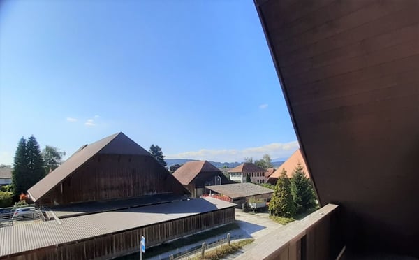 Attraktive und grosszügige 4-Zimmer-Dachwohnung mit Galerie, 143 m² Wohnfläche. Die Wohnung überzeugt mit einem hellen, offenen Raumkonzept sowie einer neuen, modernen Küche und einem stilvoll re … 10