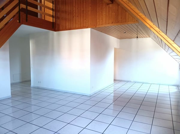 Attraktive und grosszügige 4-Zimmer-Dachwohnung mit Galerie, 143 m² Wohnfläche. Die Wohnung überzeugt mit einem hellen, offenen Raumkonzept sowie einer neuen, modernen Küche und einem stilvoll re … 2