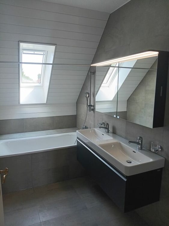 Attraktive und grosszügige 4-Zimmer-Dachwohnung mit Galerie, 143 m² Wohnfläche. Die Wohnung überzeugt mit einem hellen, offenen Raumkonzept sowie einer neuen, modernen Küche und einem stilvoll re … 4