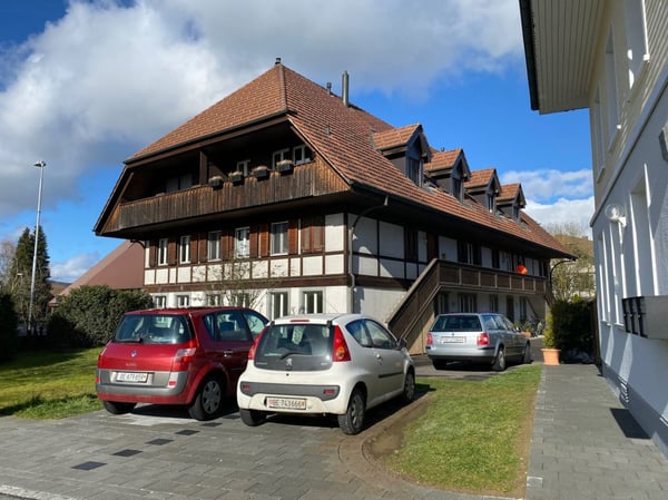 Attraktive und grosszügige 4-Zimmer-Dachwohnung mit Galerie, 143 m² Wohnfläche. Die Wohnung überzeugt mit einem hellen, offenen Raumkonzept sowie einer neuen, modernen Küche und einem stilvoll re … 11