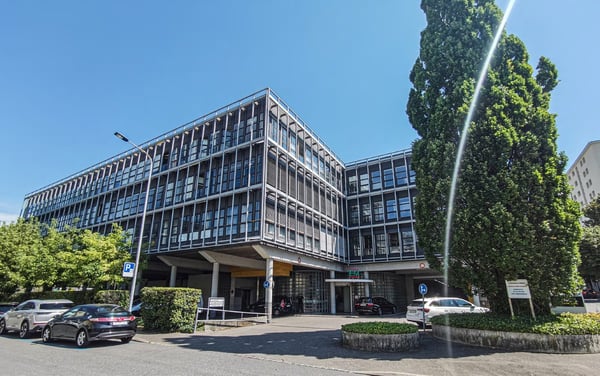 Locaux modernes - emplacement Idéal pour bureau/activité calme! Loyer 160.-/m2! 1