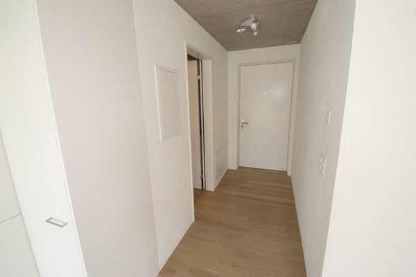 Moderne und helle 1.5 Zimmerwohnung mit eigenem Waschm/Tumbler Kombigerät 4