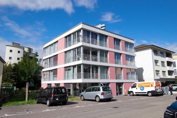 Moderne und helle 1.5 Zimmerwohnung mit eigenem Waschm/Tumbler Kombigerät 8