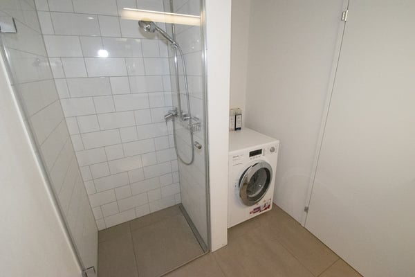 Moderne und helle 1.5 Zimmerwohnung mit eigenem Waschm/Tumbler Kombigerät 6