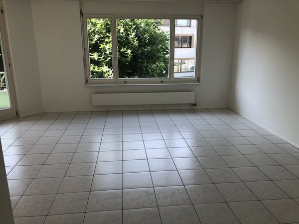 Grosszügige helle Wohnung mit Balkon - zentral & im Grünen gelegen 2