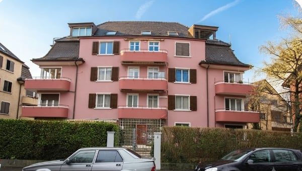 Stadtleben und Ruhe vereint: Attraktive 2.5-Zimmerwohnung mit Balkon in 8003 Zürich 1