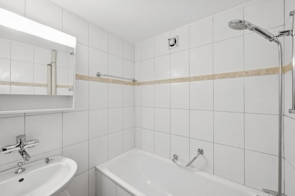 Schöne 2 ZWG mit grossem Balkon! 5