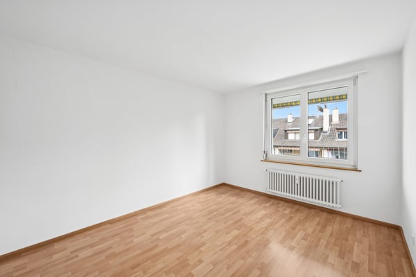 Schöne 2 ZWG mit grossem Balkon! 4