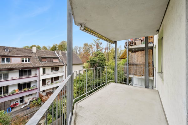 Schöne 2 ZWG mit grossem Balkon! 3