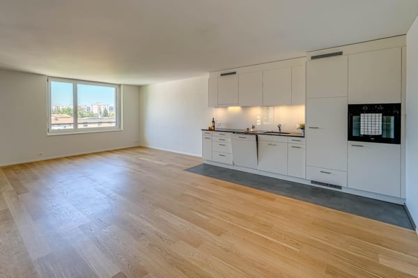 Attraktive 3.5-Zimmer-Wohnung mit sonniger Loggia im Neudorf 3