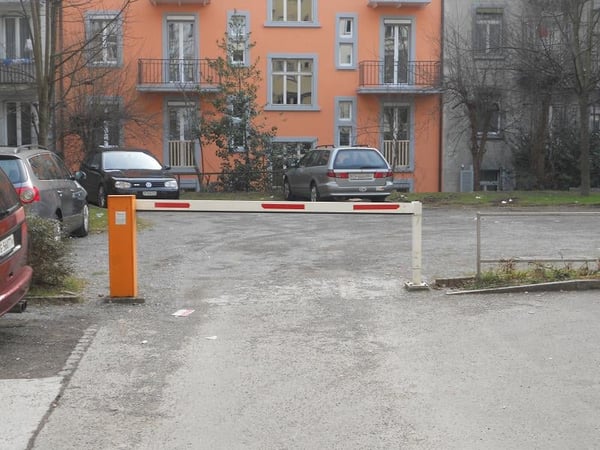 AUSSENPARKPLATZ ZU VERMIETEN! - Rosengartenstrasse 23 in Zürich 2