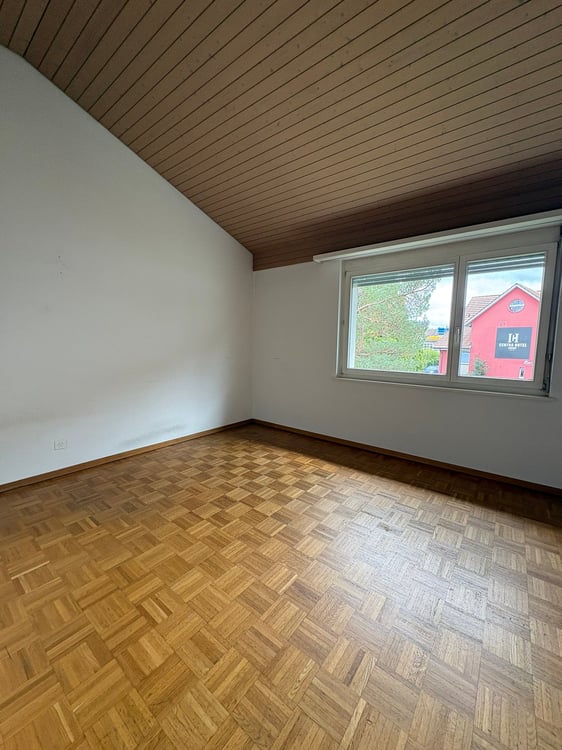 Renovierte helle 4.5-Zimmer-Dachgeschosswohnung mit Balkon in Bassersdorf 11