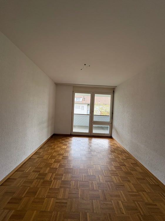 Renovierte helle 4.5-Zimmer-Dachgeschosswohnung mit Balkon in Bassersdorf 8