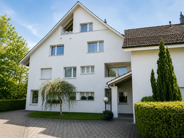 Renovierte helle 4.5-Zimmer-Dachgeschosswohnung mit Balkon in Bassersdorf 1
