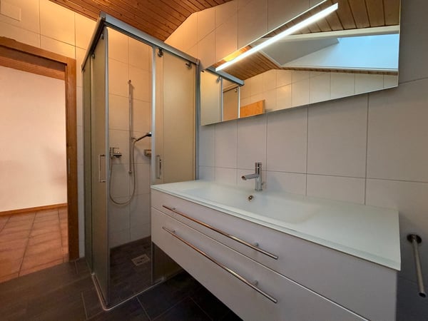 Heimelige Dachwohnung mit schönem Bergblick 9