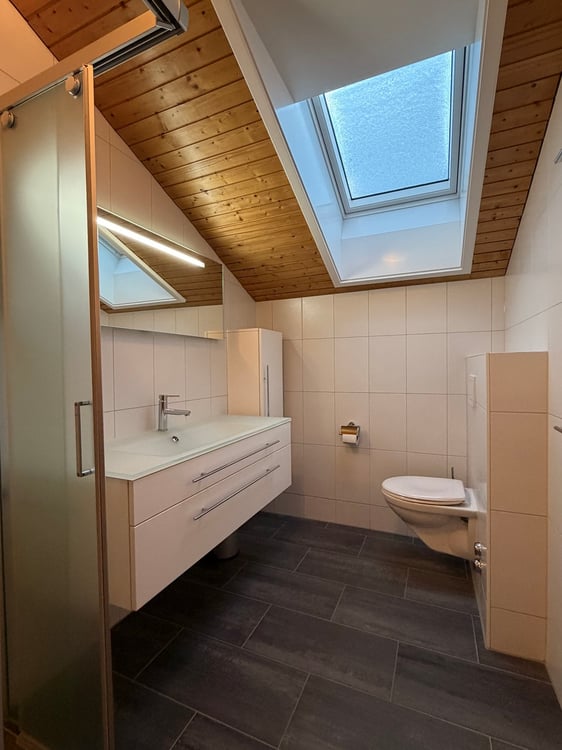 Heimelige Dachwohnung mit schönem Bergblick 8