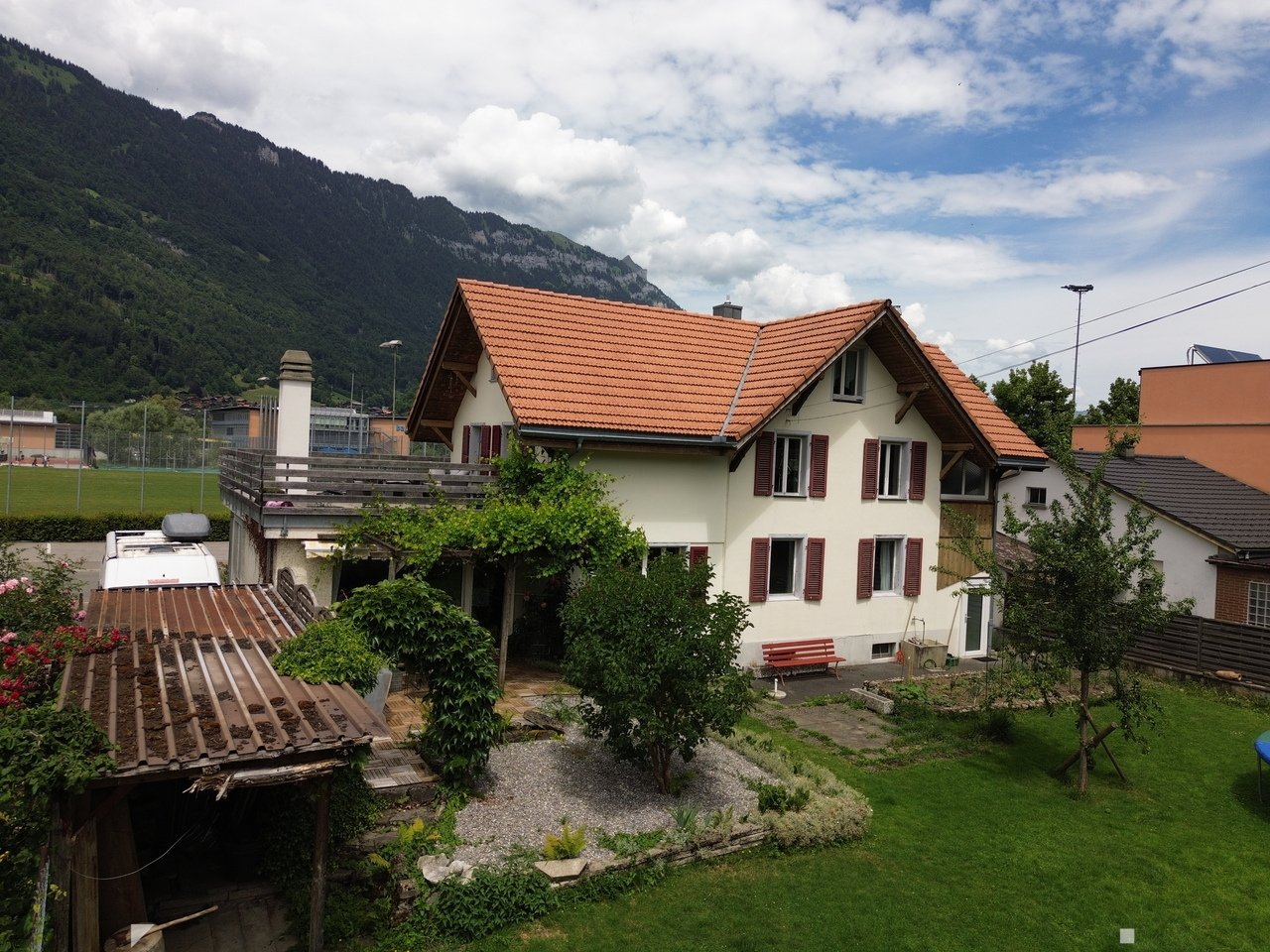 Immobilie in Interlaken - Wohnhaus mit 3 Wohneinheiten - Bild 1