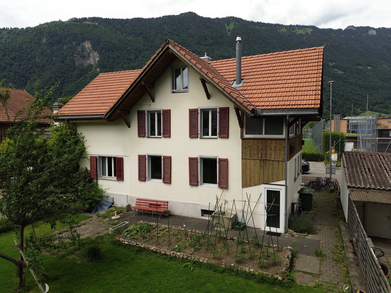 Immobilie in Interlaken - Wohnhaus mit 3 Wohneinheiten - Bild 0